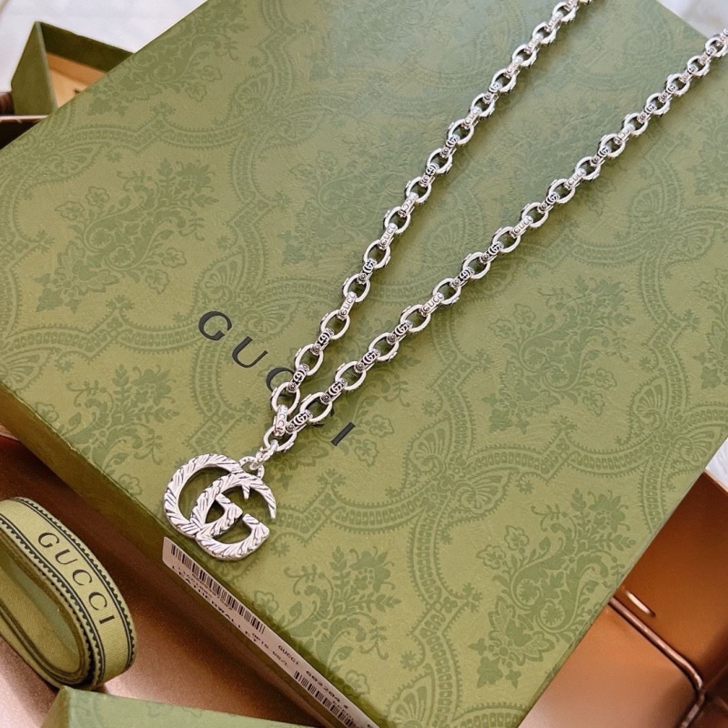 G*u*i necklaces